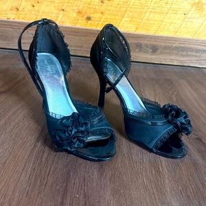 Women’s size 9 flower heels.